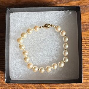 🐚 Vintage faux pearl bracelet with gold tone clasp.